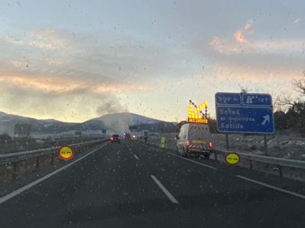 Humo del camión en llamas este sábado en la A-1. / E.A.