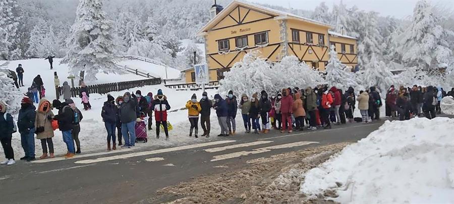 Cortado el acceso al Puerto de Navacerrada, en la vertiente madrileña. Imagen de la afluencia de gente el pasado día 2 de enero. EFE/Guardia Civil