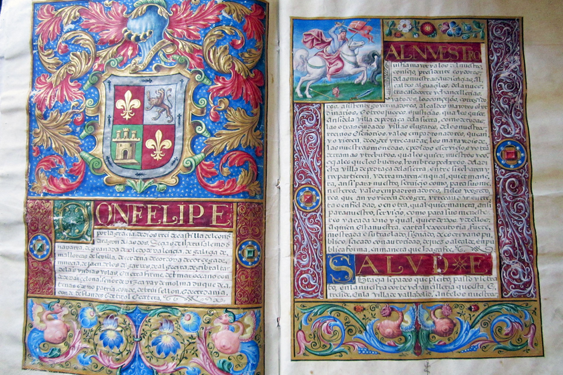 El pergamino contiene figuras y letras iluminadas de vivos colores. / E.A.