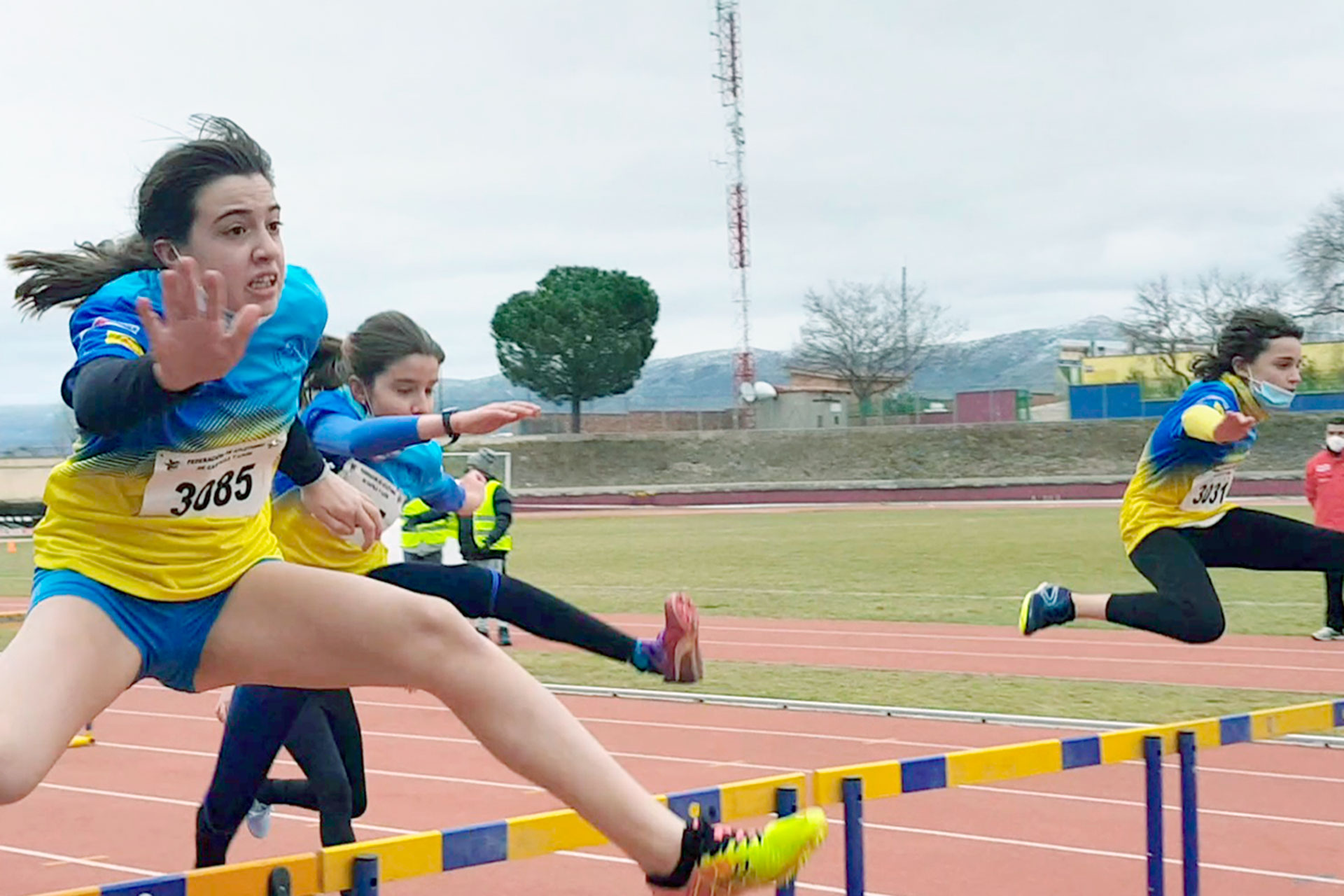 Varias atletas del Sporting Segovia saltan las vallas durante una prueba de velocidad. / EL ADELANTADO