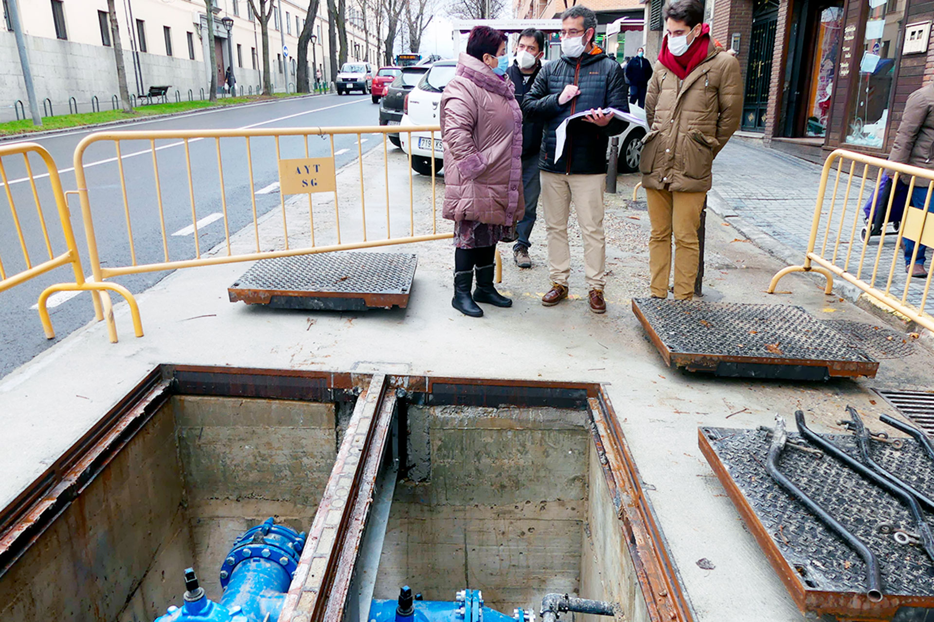 La alcaldesa y el concejal de Obras, Miguel Merino, comprobaron la finalización de las obras en Juan Carlos I. / E. A.
