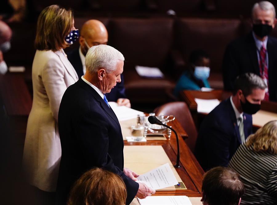 El vicepresidente de EEUU, Mike Pence, da lectura en el Capitolio al acta que confirma al demócrata Joe Biden como el próximo presidente del país. EFE/EPA/JIM LO SCALZO