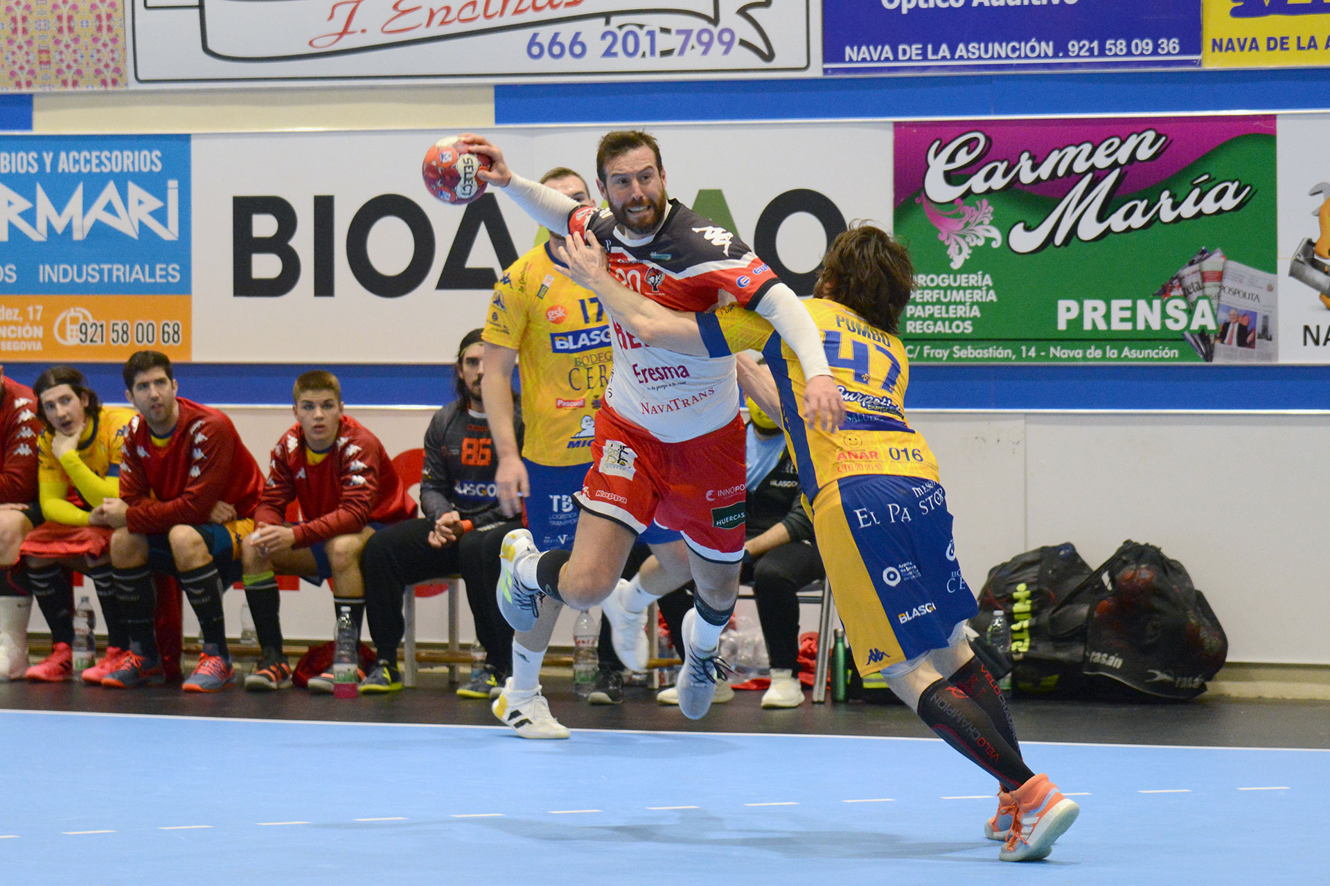 Filipe Mota salta sobre la defensa de un jugador del Villa de Aranda durante la primera parte del encuentro. / AMADOR MARUGÁN