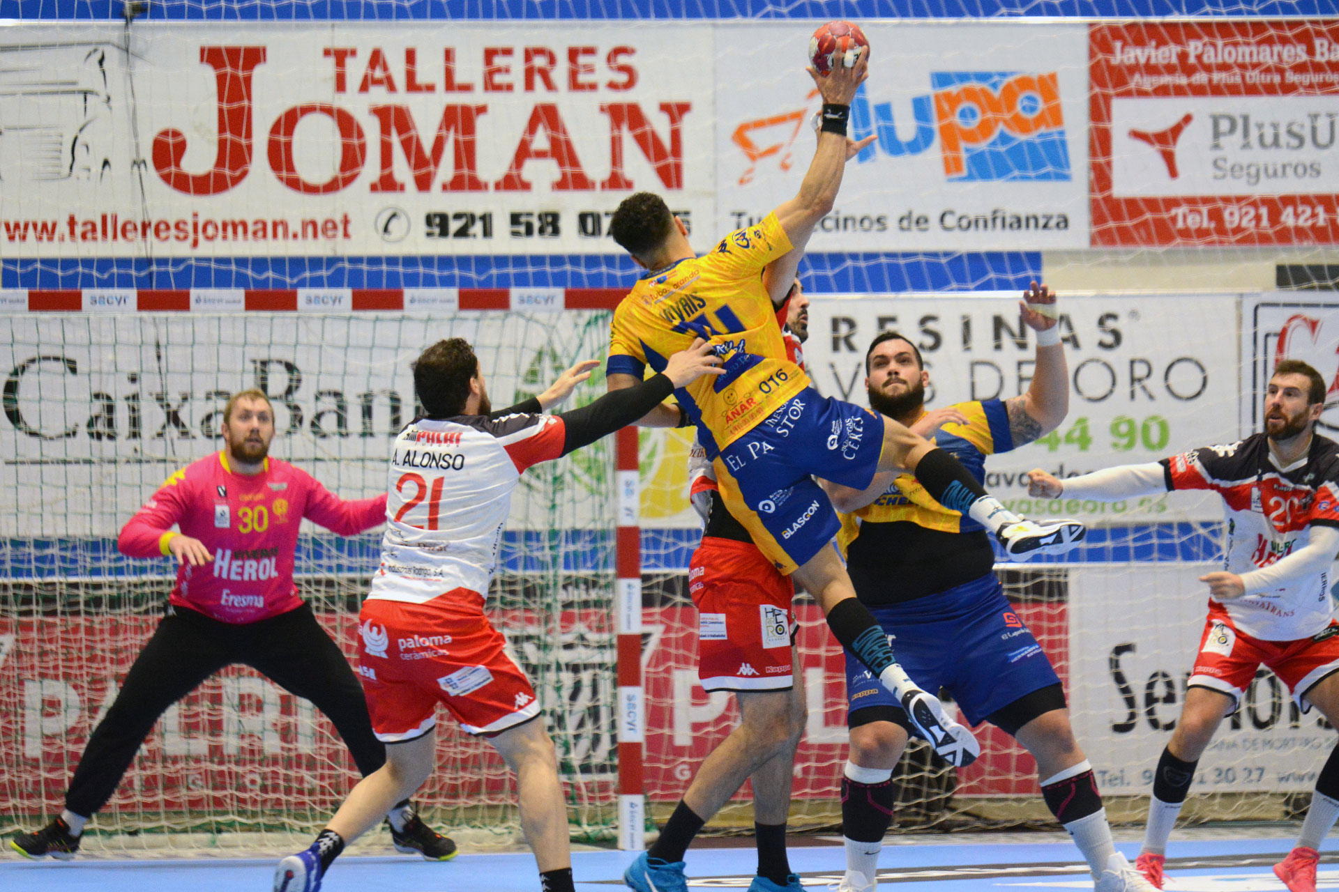 Imagen del encuentro que jugaron Viveros Herol y Aranda./ AMADOR MARUGÁN