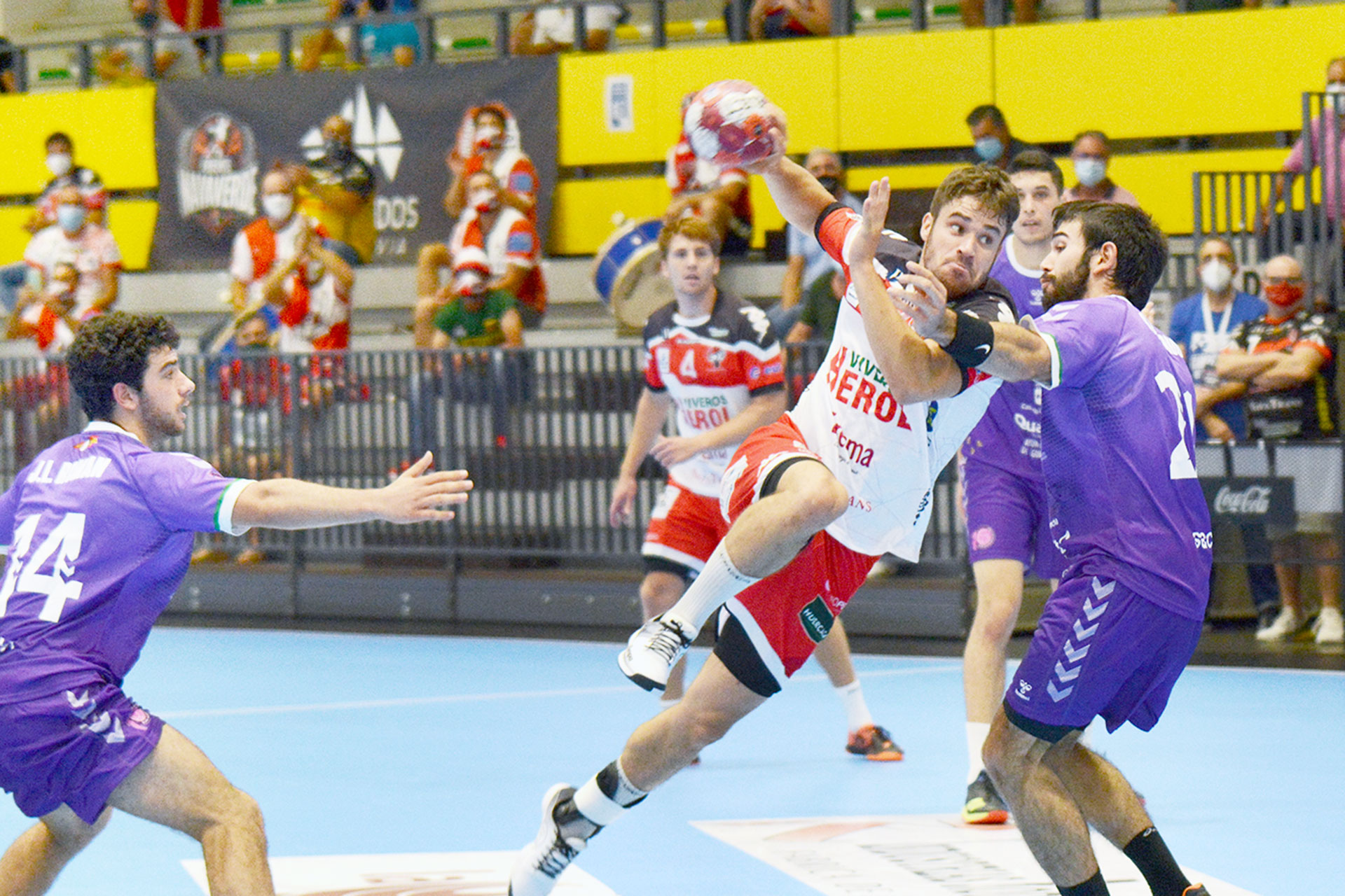 Imagen del encuentro disputado por el Viveros Herol Nava frente al Guadalajara en un pabellón al 33 por ciento de su aforo./ AMADOR MARUGÁN