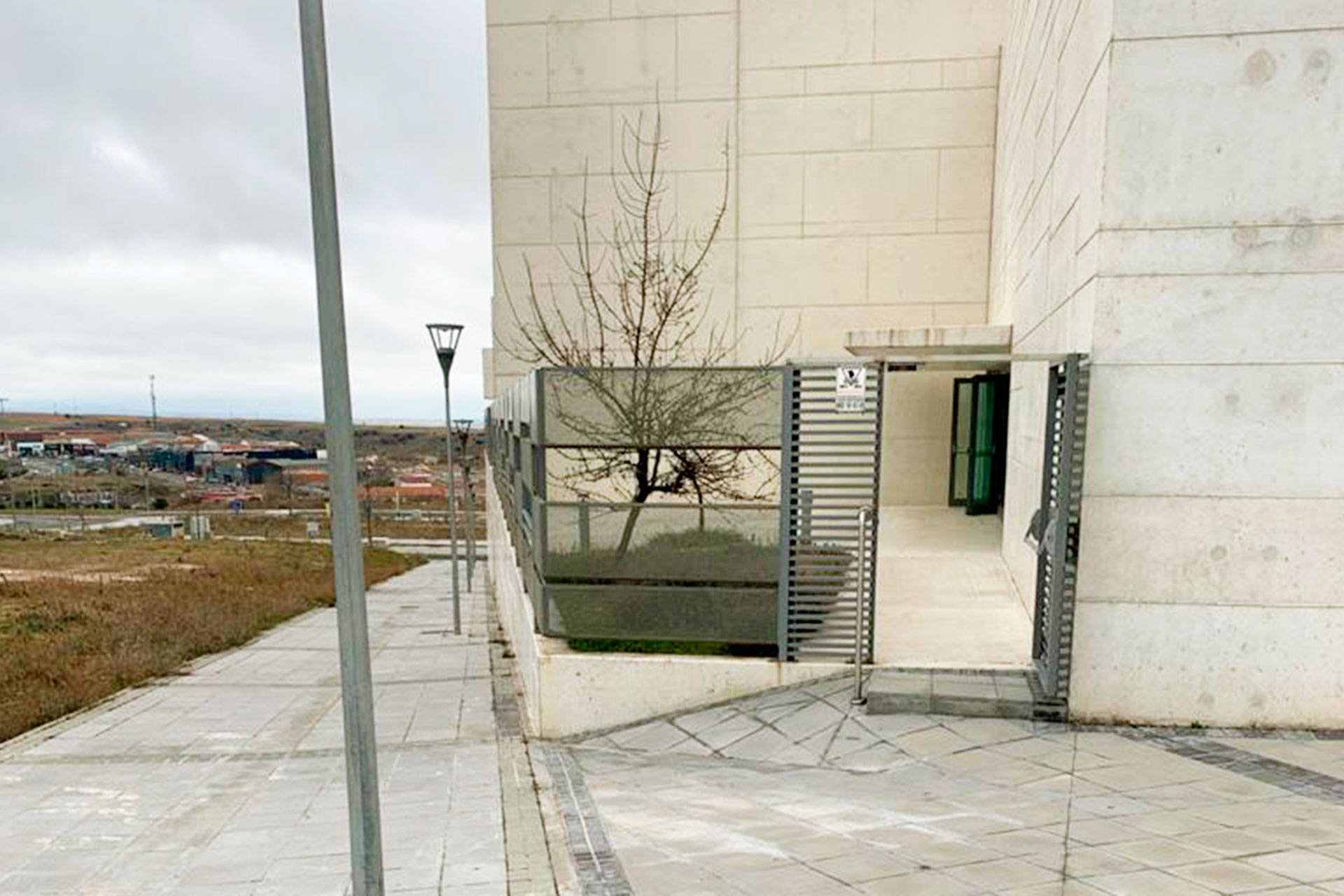 Acceso al salón de actos de la Biblioteca donde se tomarán muestras a escolares./ EA