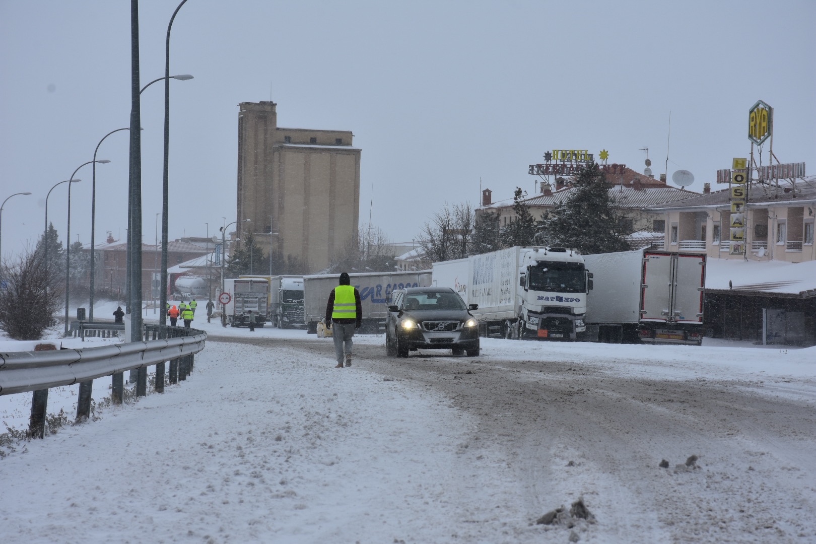Un camionero bajando a Boceguillas desde el aparcamiento de emergencia invernal. / A.M.