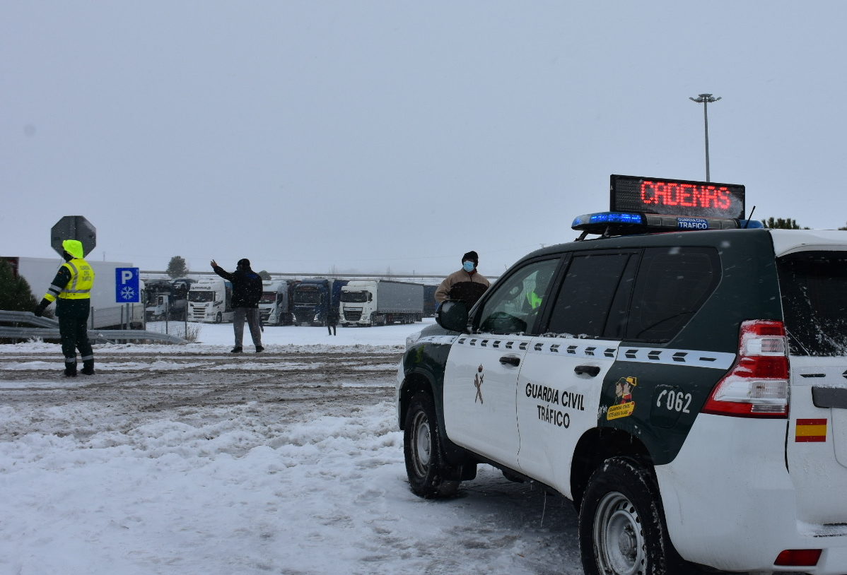 La Guardia Civil, pendiente de los camiones embolsados en Boceguillas. / A.M.
