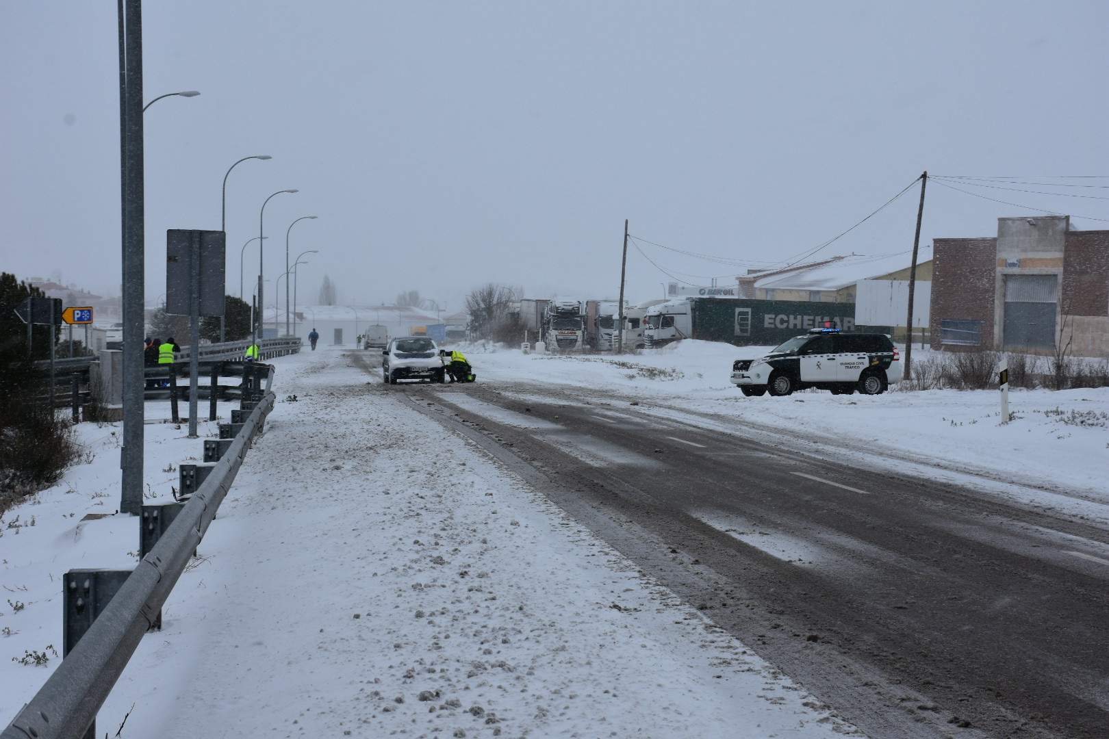 La Guardia Civil comprueba las cadenas de un vehículo. / A.M.