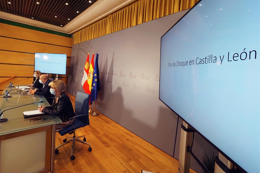 El vicepresidente, portavoz y consejero de Transparencia, Ordenación del Territorio y Acción Exterior, Francisco Igea, y las consejeras de Sanidad, Verónica Casado, y de Familia e Igualdad de Oportunidades, Isabel Blanco, comparecen en rueda de prensa telemática posterior al Consejo de Gobierno. EFE/R.García