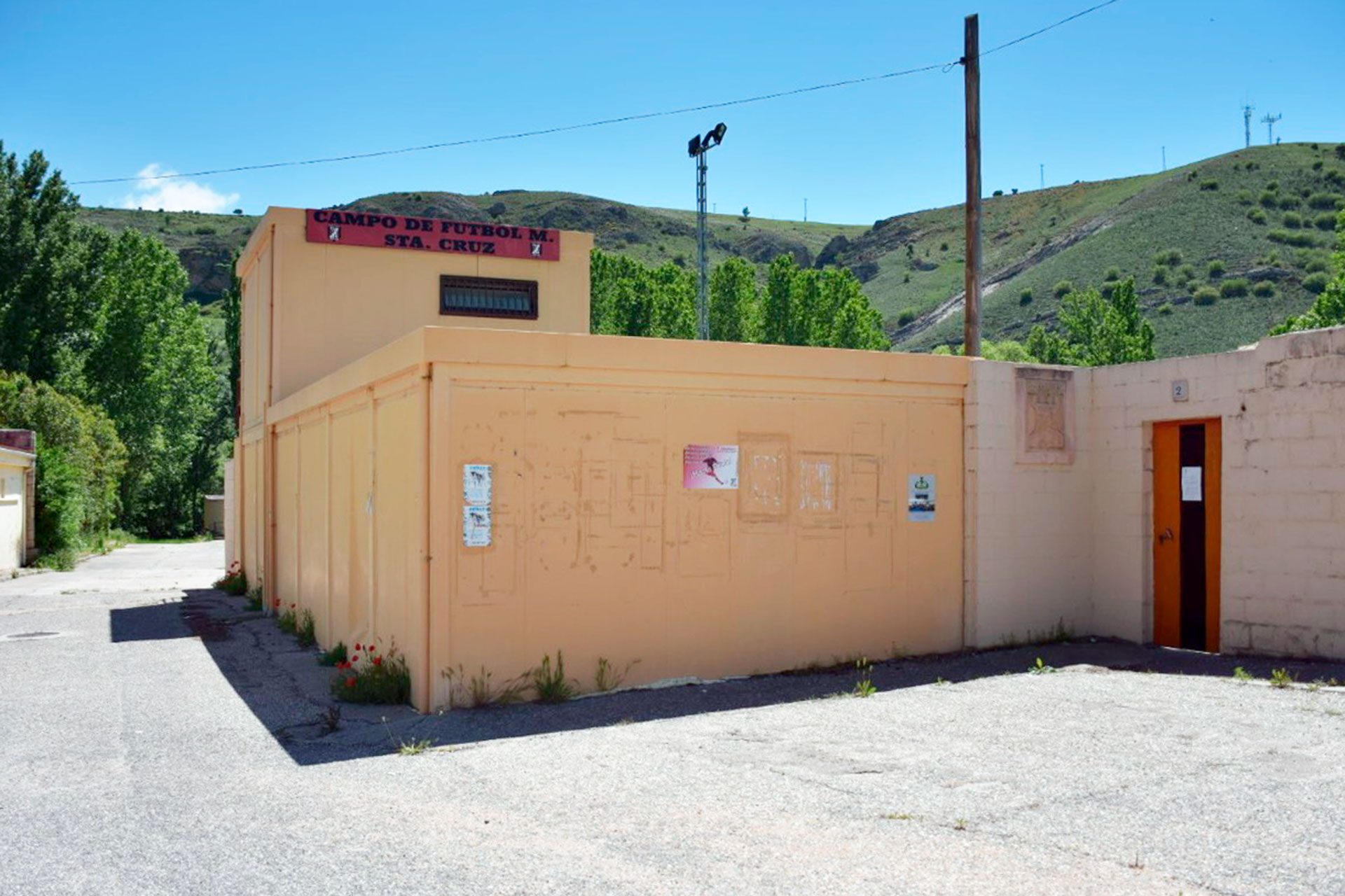 Entrada al campo de fútbol de Santa Cruz, donde juega sus encuentros el CD Polideportivo Sepúlveda. / A.M.