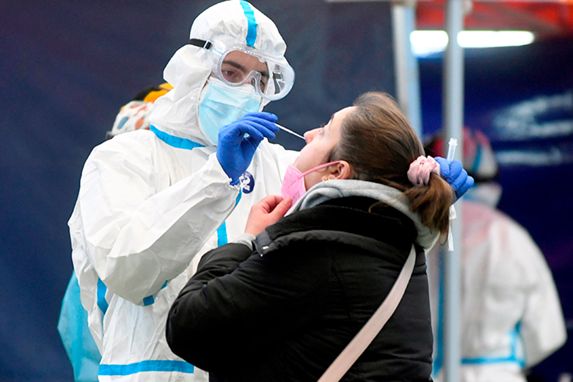 Una ciudadana censada en la Zona Básica de Salud de Cantalejo se somete al test de detección de la Covid-19. / EFE