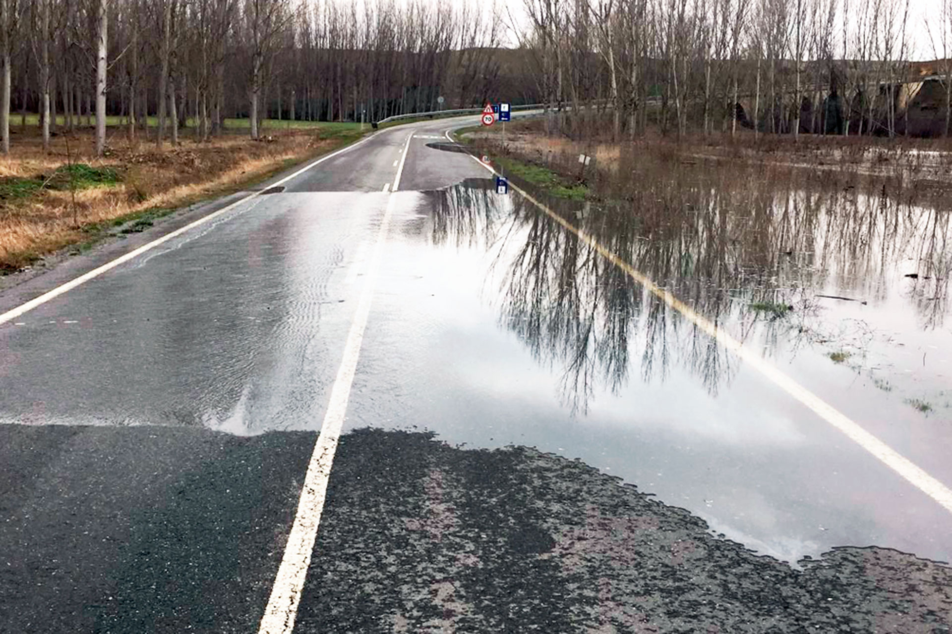 El río Eresma se desbordó en Carbonero de Ahusín, afectando a la carretera de acceso.