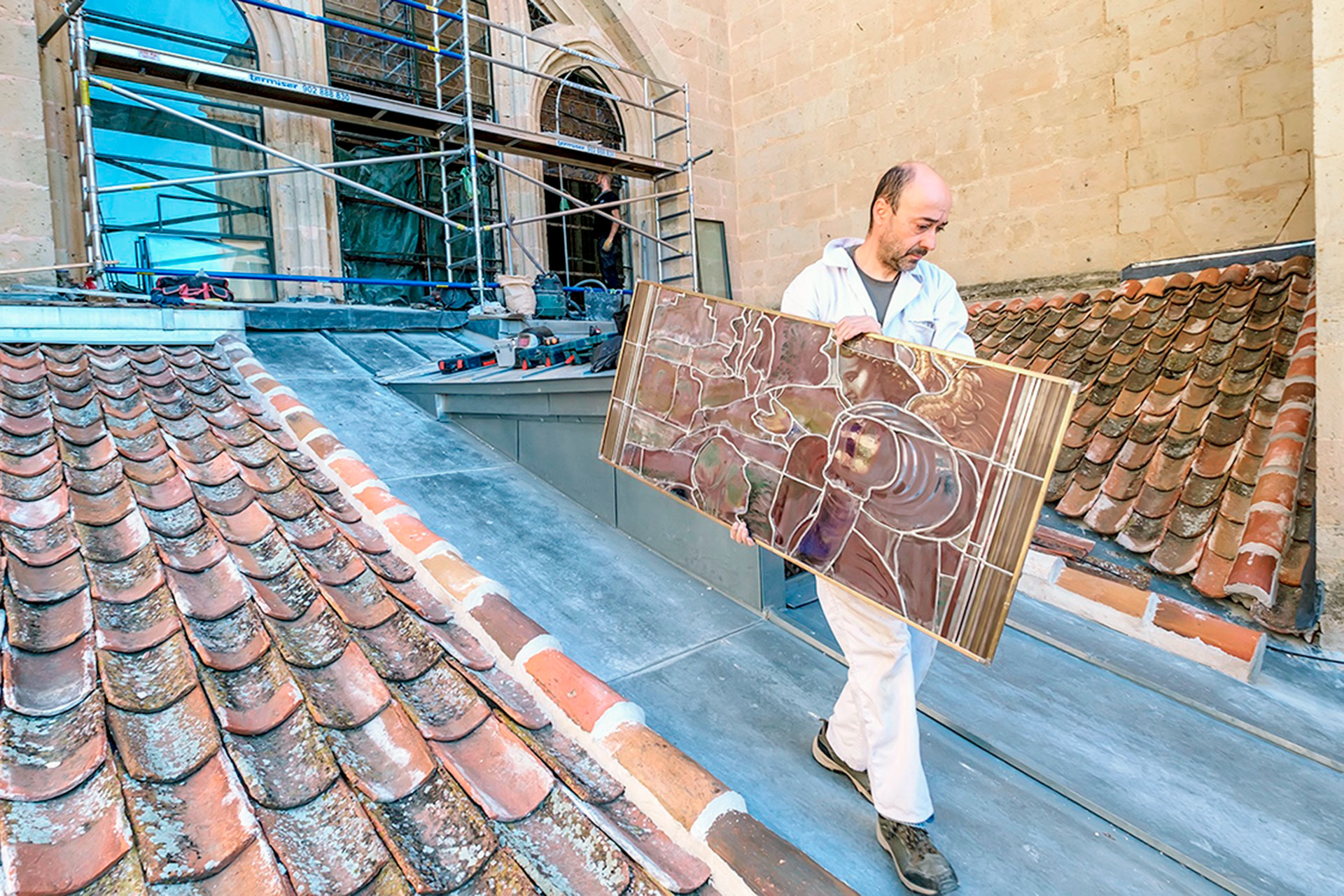 Uno de los operarios traslada un panel de la vidriera. / EL ADELANTADO