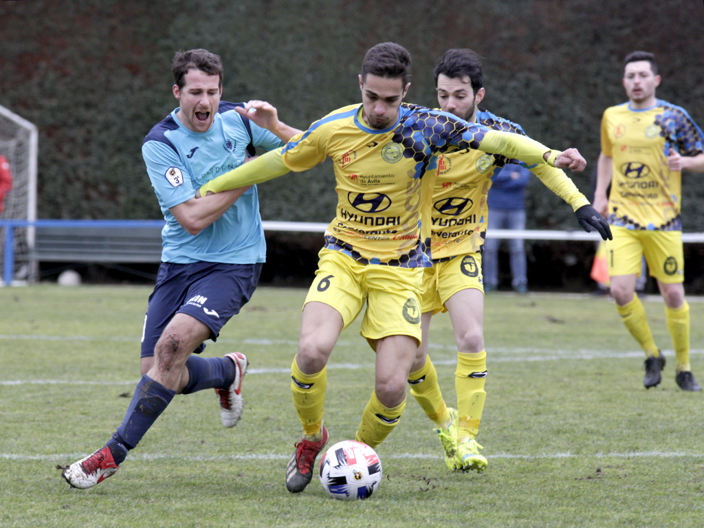 Gabi, a la izquierda, pugna con Ángel en el partido disputado ayer entre La Granja y Colegios Diocesanos en el campo de El Hospital. / NEREA LLORENTE