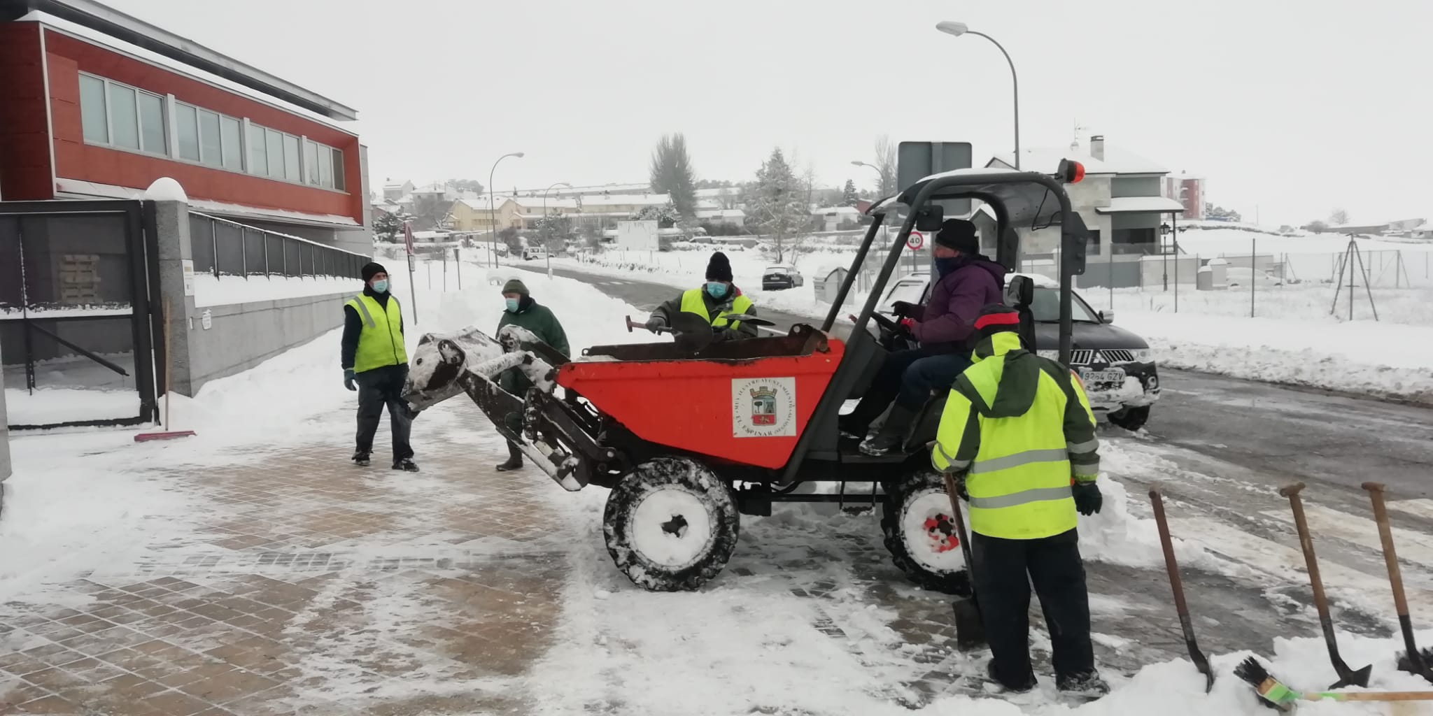 Los operarios de El Espinar limpian la nieve de los accesos del colegio durante el fin de semana. / E.R.