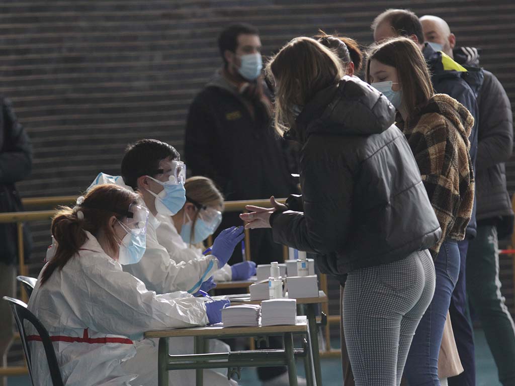 Profesionales sanitarios realizan un cribado masivo. / NEREA LLORENTE