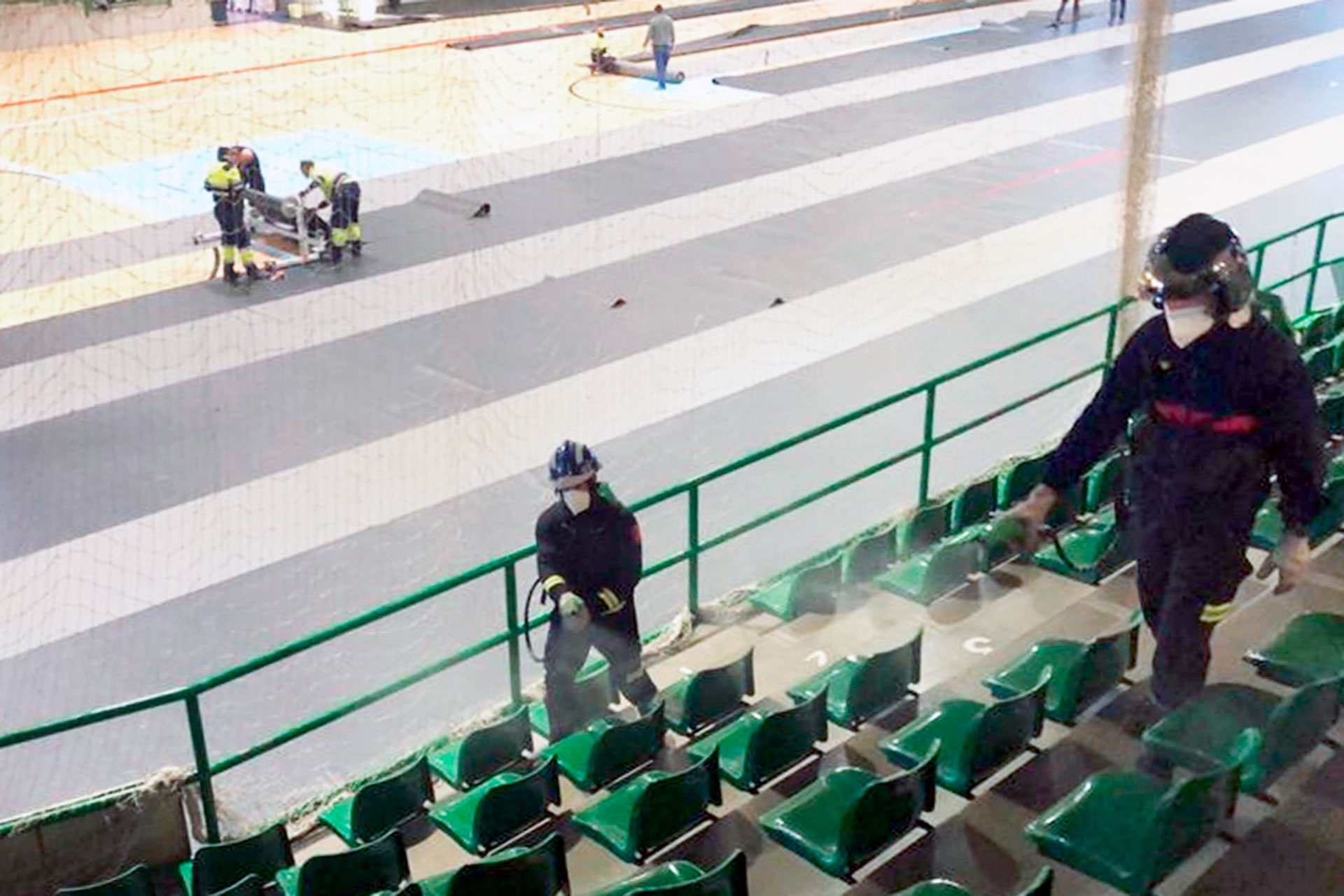Bomberos de Segovia, ayer desinfectando las gradas del polideportivo Pedro Delgado de la capital. / E. A.