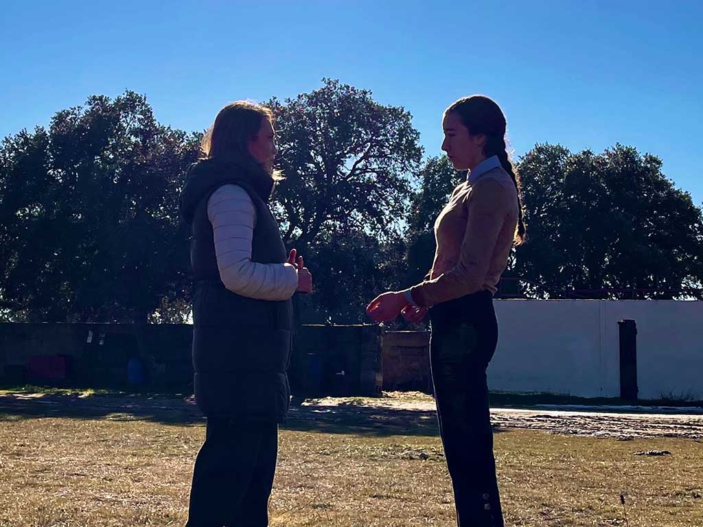 Cristina Sánchez y la novillera Raquel Martín charlando en la ganadería de Valrubio en Salamanca tras una mañana de tentadero.  / PRENSA C.S.