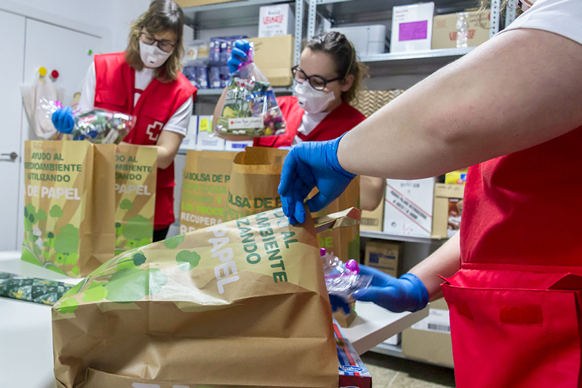 Los voluntarios de Cruz Roja colaboraron en el reparto y selección de los juguetes entregados. / EL ADELANTADO
