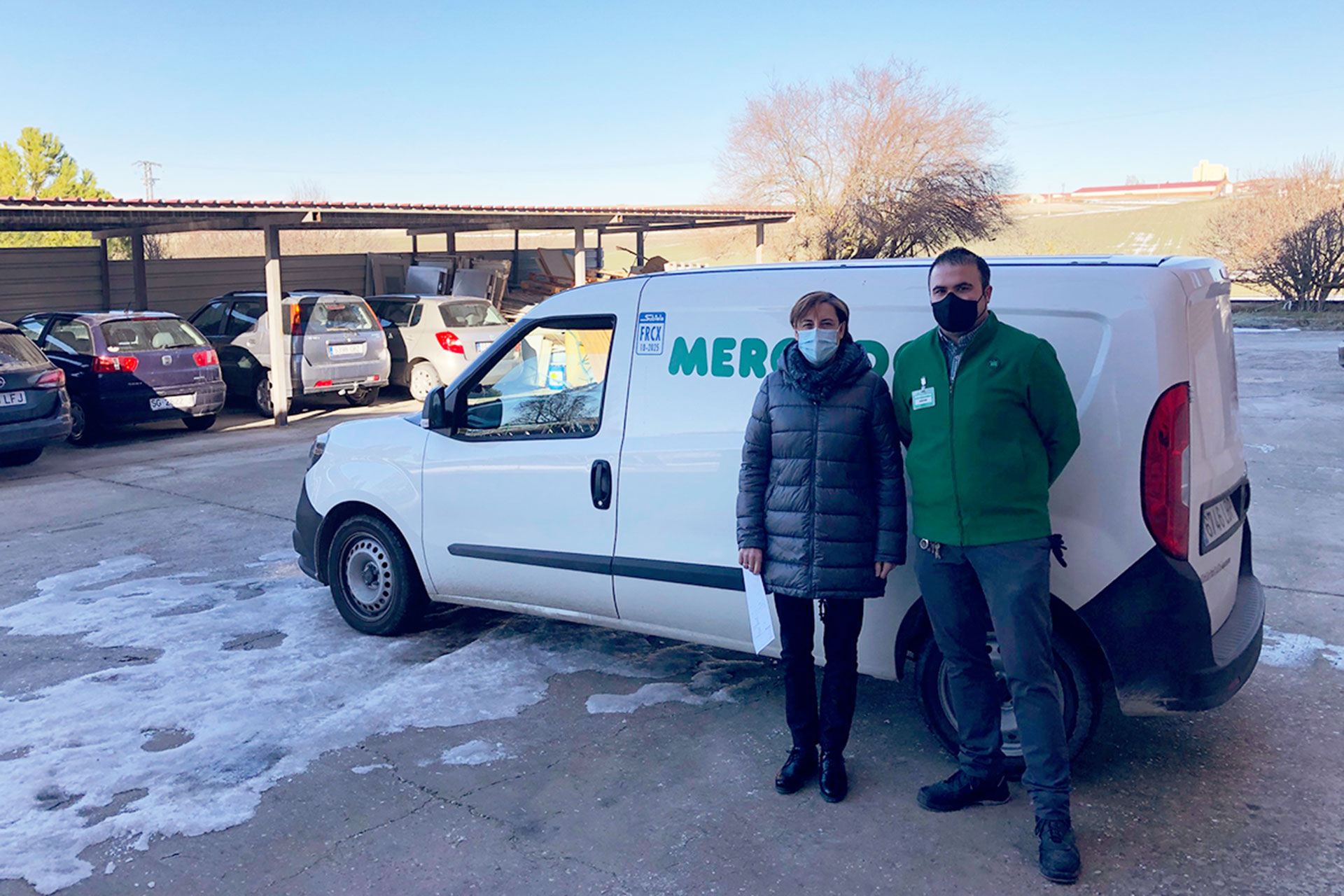 Los responsables de Mercadona, tras la entrega de productos a la residencia El Alamillo, de Cáritas.