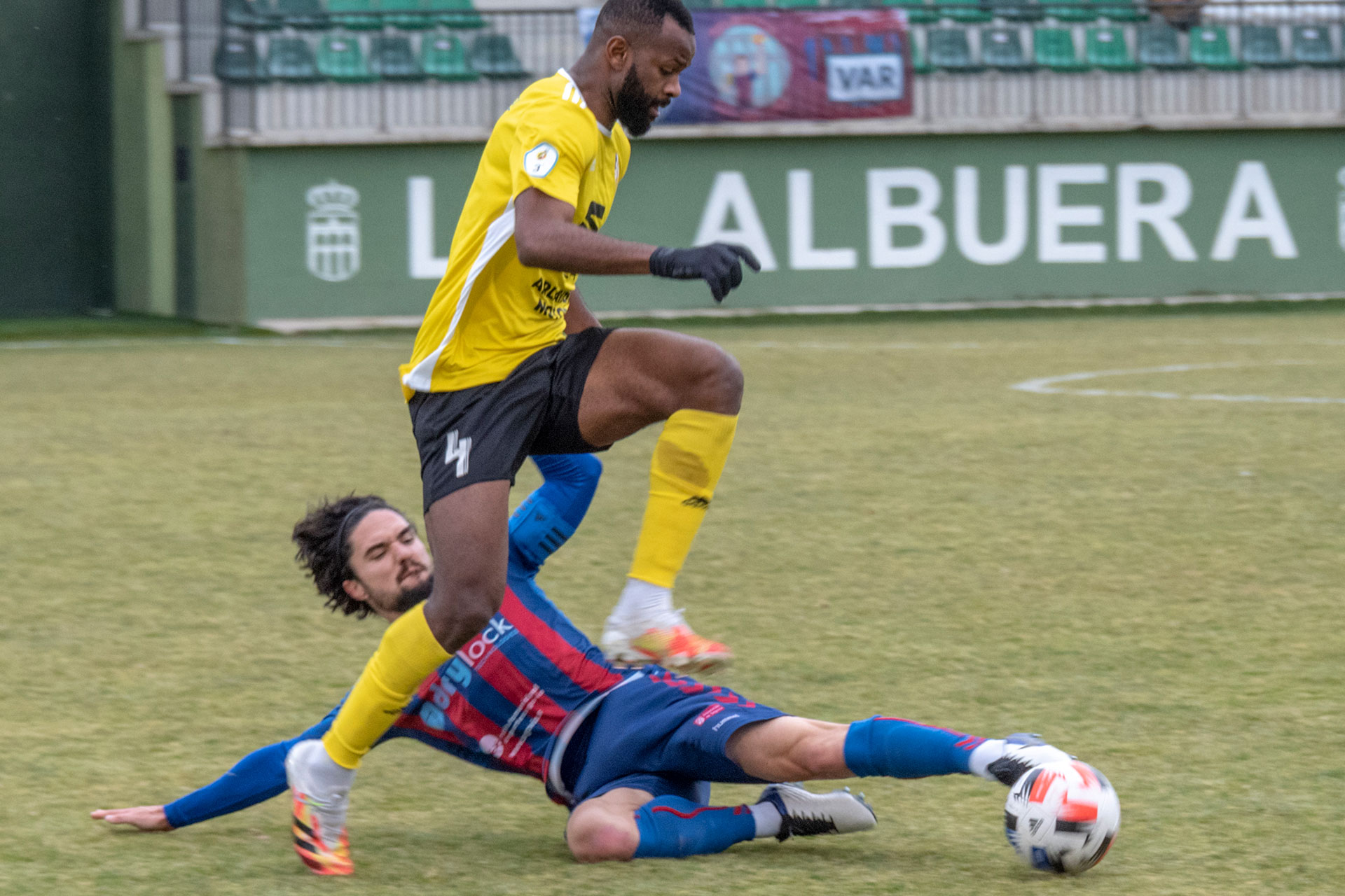 Rubén se lanza a despejar ante la llegada de Karim para iniciar un contragolpe burgalés./ KAMARERO