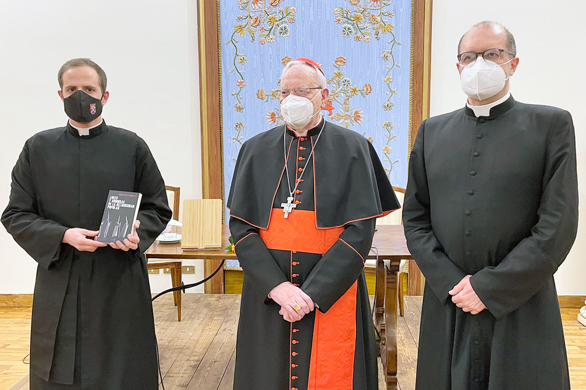 Daniel Cuesta, junto al cardenal Amigo, en la presentación del libro. / EL ADELANTADO