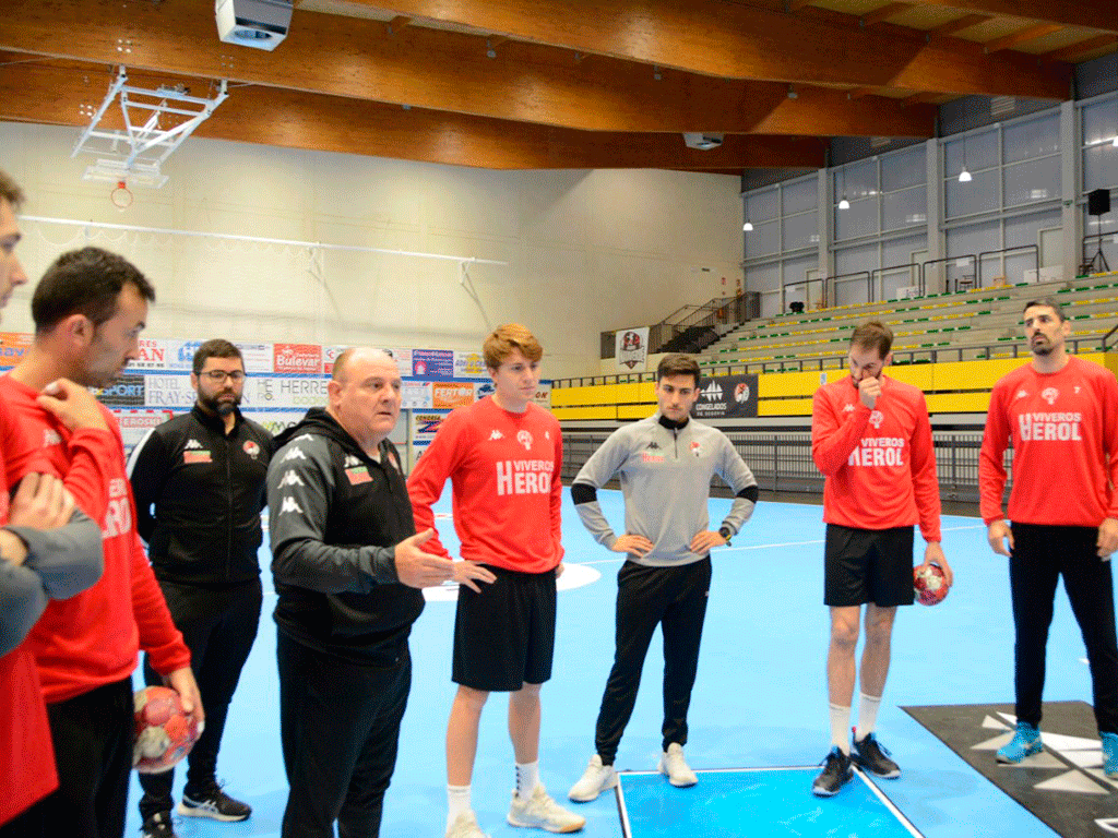 Zupo Equisoain se dirige a los jugadores en una de las primeras reuniones que tuvo con la plantilla./ AMADOR MARUGÁN