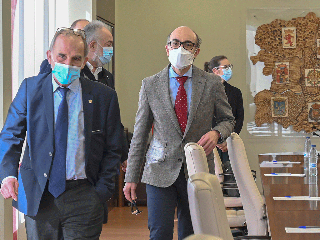 Marcelino Maté (izq.) abre el camino al concejal de Cultura, Javier Ortega, en la sede de la FCyLF./ JCYL