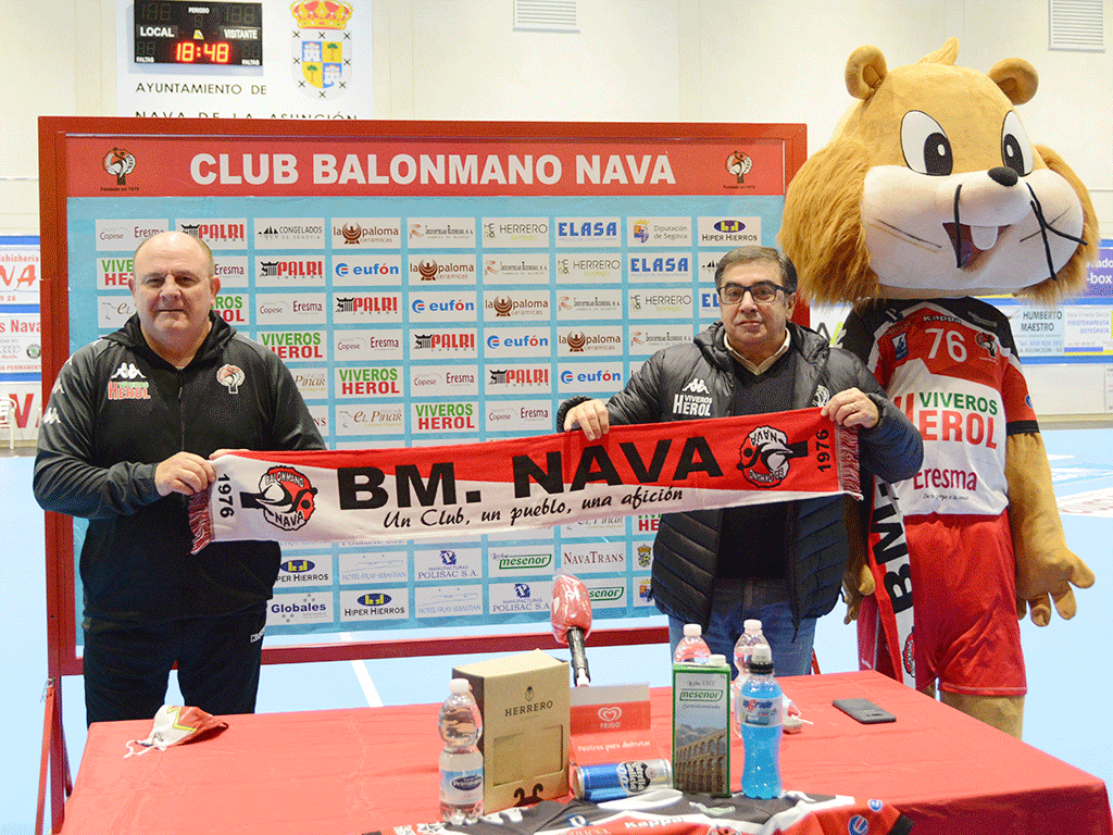 Julián Mateo, a la derecha, tras la presentación de Zupo Equisoain como nuevo entrenador del Viveros Herol Nava. / AMADOR MARUGÁN