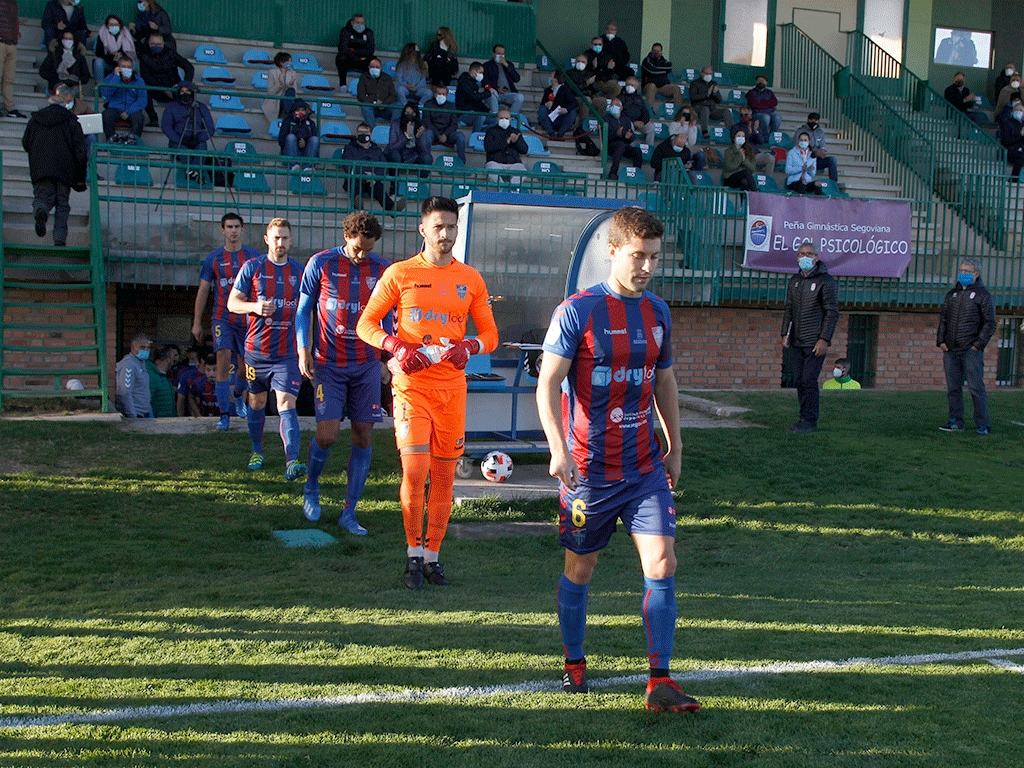 Los jugadores de la Segoviana salen al campo de La Albuera en los prolegómenos de un partido./ NEREA LLORENTE