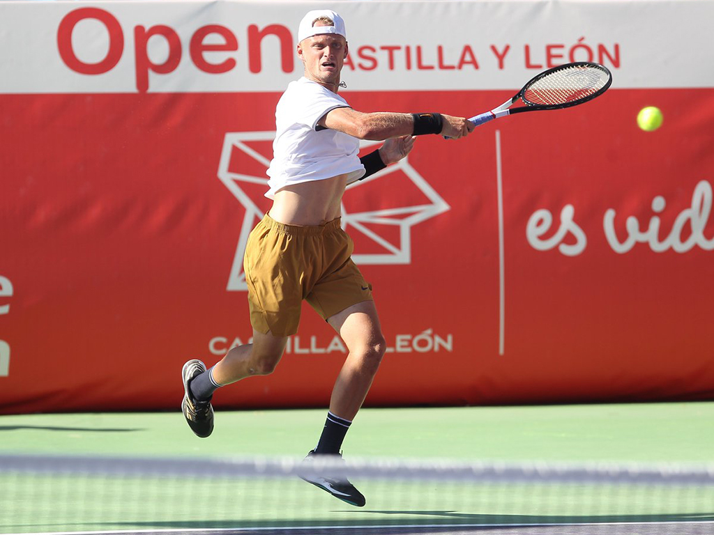 Nicola Khun, último ganador del Open Castilla y León de tenis, durante un partido jugado en las pistas de La Estación de El Espinar./ TENIS EL ESPINAR