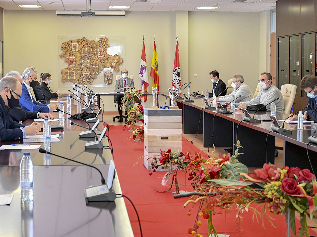 Un momento de la reunión celebrada en la sede de la Federación Territorial de Fútbol. / JCYL