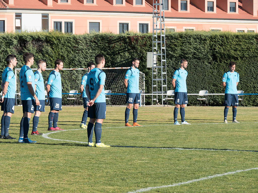 El equipo del CD La Granja, en los prolegómenos de su partido frente al Real Burgos en el campo de El Hospital./ KAMARERO