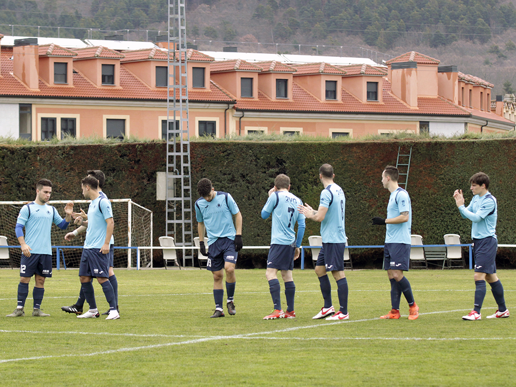 Los jugadores del Club Deportivo La Granja, en los prolegómenos de un partido jugado en su feudo./ NEREA LLORENTE