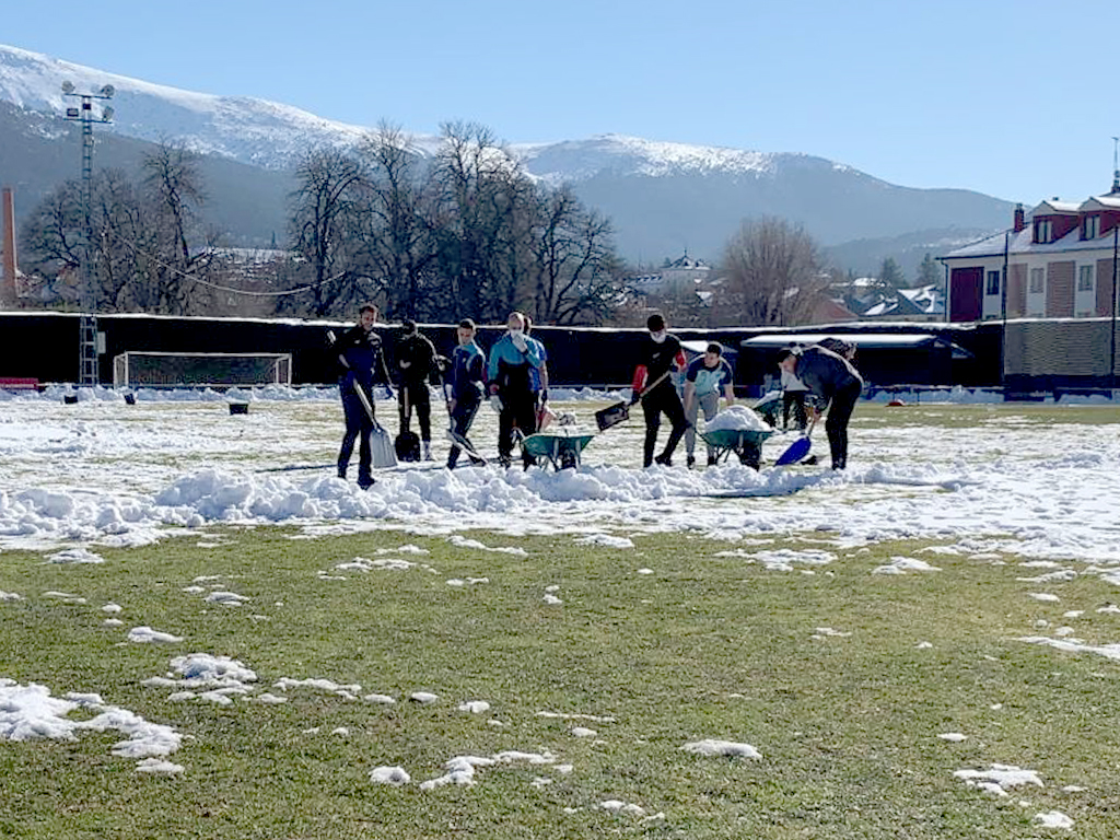 Miembros del CD La Granja, limpiando la nieve del campo. / CD LA GRANJA