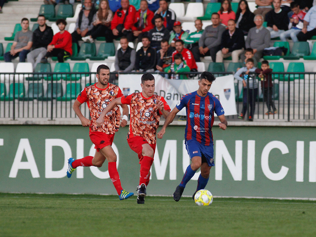 Una acción del último derbi jugado en La Albuera. / NEREA LLORENTE