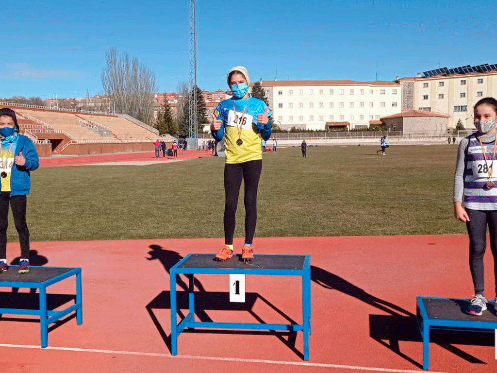 Dos de las atletas del Sporting Segovia, en el podio de unas de las pruebas./ SPORTING SEGOVIA