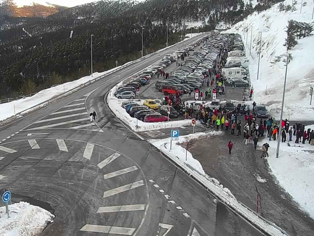 Vista del aparcamiento de Navacerrada el sábado 16 de enero. / EL ADELANTADO