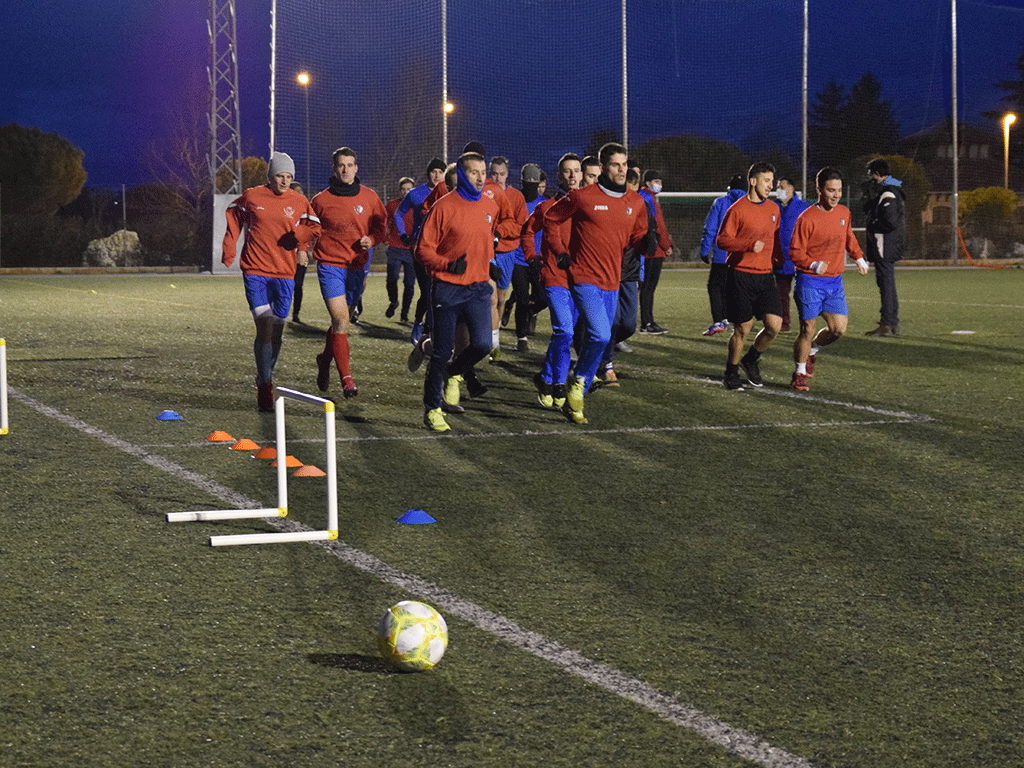 Diversos momentos del entrenamiento que llevó a cabo la plantilla del Club Deportivo La Granja en el campo de Nueva Segovia 2./ ROCÍO PARDOS