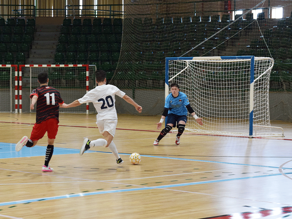 Diego se dispone a lanzar sobre la portería defendida por Ángel. / ROCÍO PARDOS