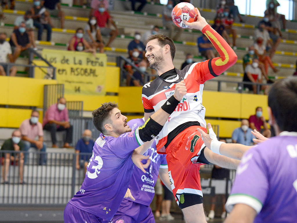 Jorge da Silva, en un partido del Viveros Herol en Nava. / AMADOR MARUGÁN