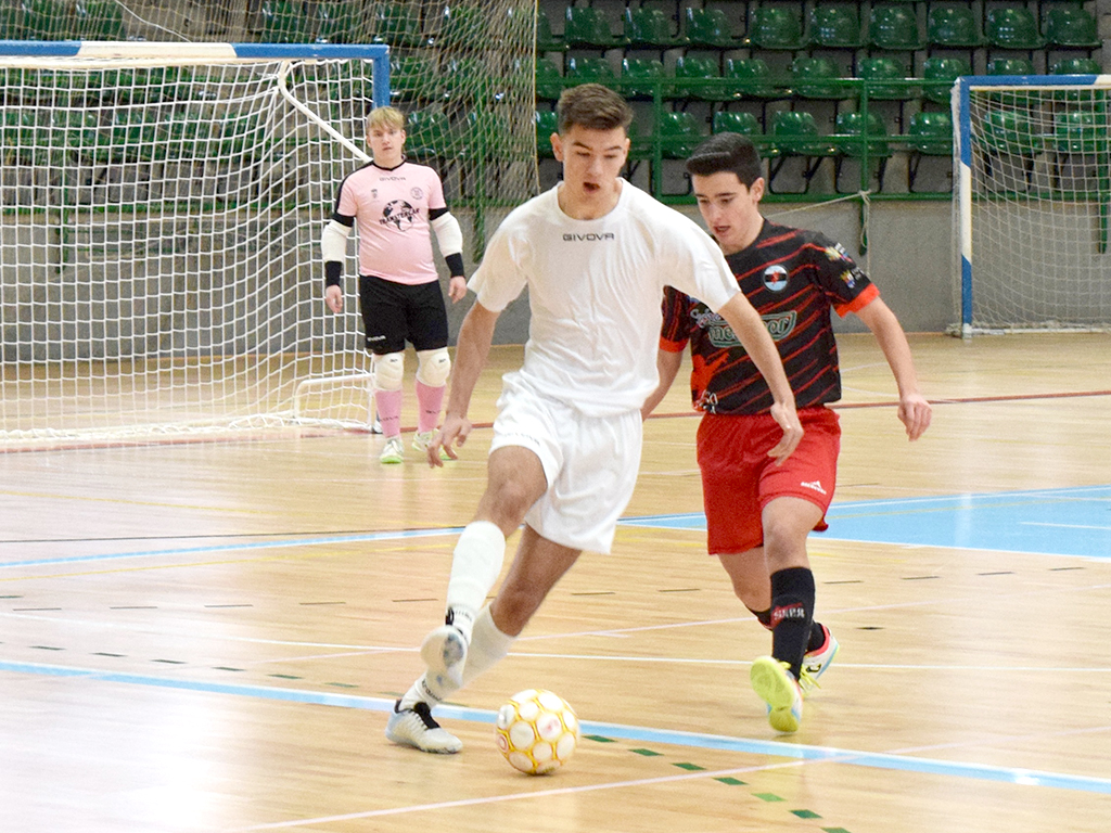 El jugador del San Cristóbal progresa con el balón./ ROCÍO PARDOS