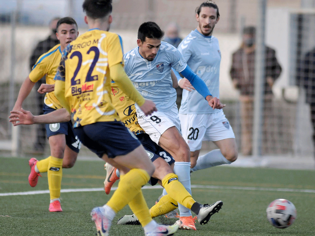 El delantero de la Segoviana Diego Gómez marca un gol al Colegios Diocesanos. / JUAN MARTÍN - LA GIMNÁSTICA