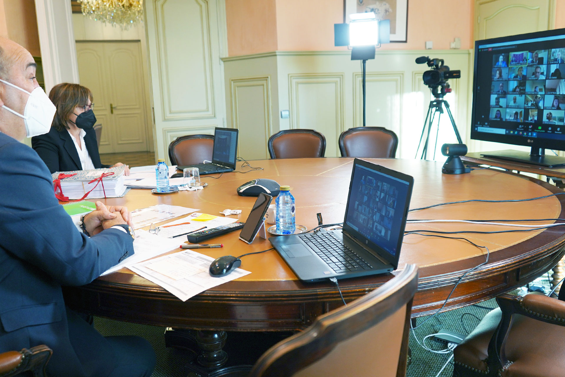 El presidente y la secretaria de la Diputación, en su despacho de la Diputación, en conexión telemática con el resto de diputados. /E.A.