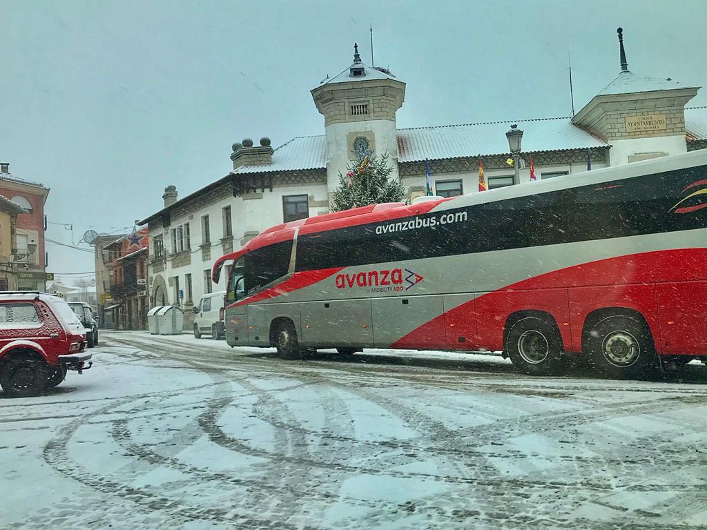 Un autobús a su paso por El Espinar. / JOSÉ REDONDO