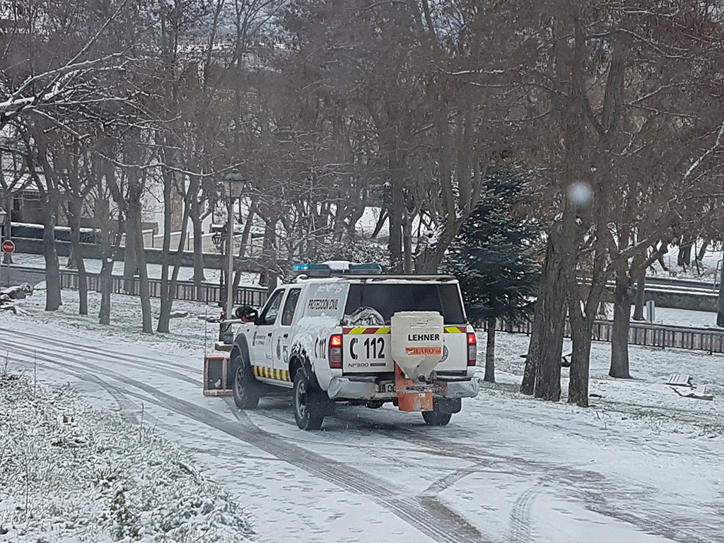 Los voluntarios de Protección Civil limpian las calles de la localidad de El Espinar. / E.R