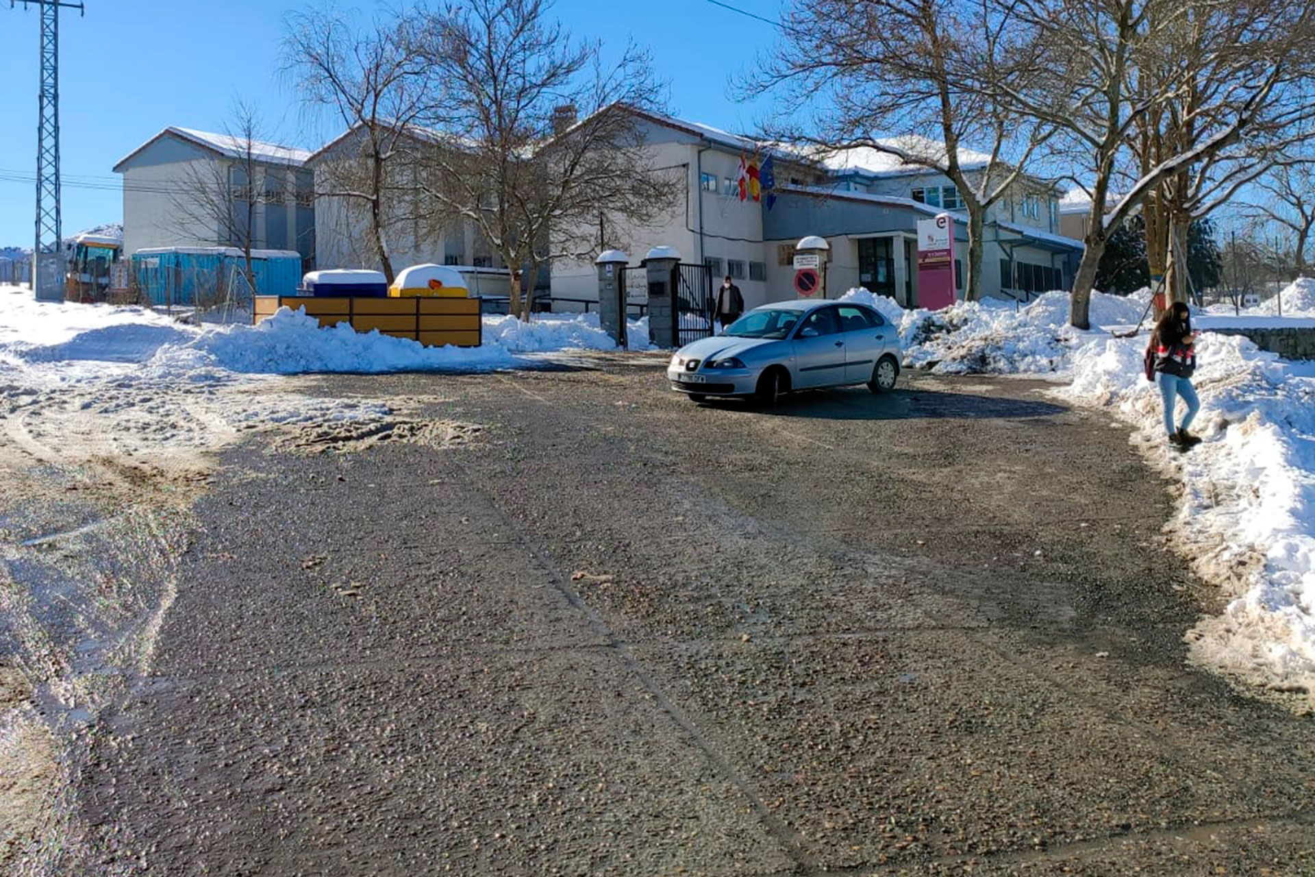 El Espinar vuelve despacio a la normalidad pese a la nieve 2 espinar Entrada Instituto