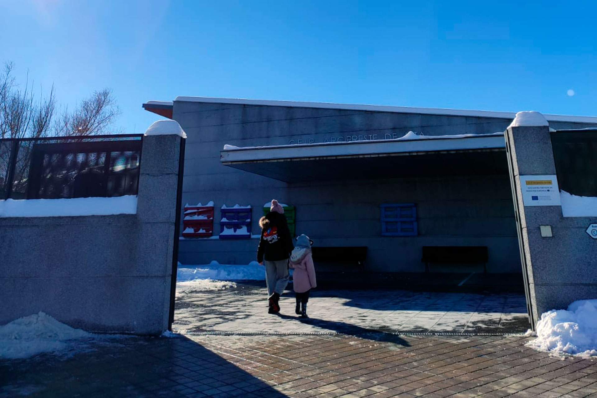 Una madre llega con su hija caminando al CEIP Arcipreste de Hita de El Espinar. / E.R