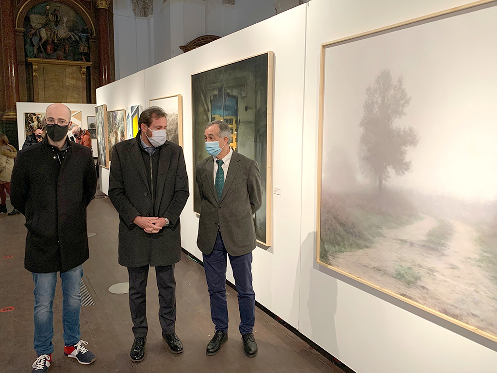 Guillermo Sedano, el alcalde de Valladolid Óscar Puente y el  presidente de ACOR Justino Medrano, frente a la obra ganadora del concurso. / EUROPA PRESS